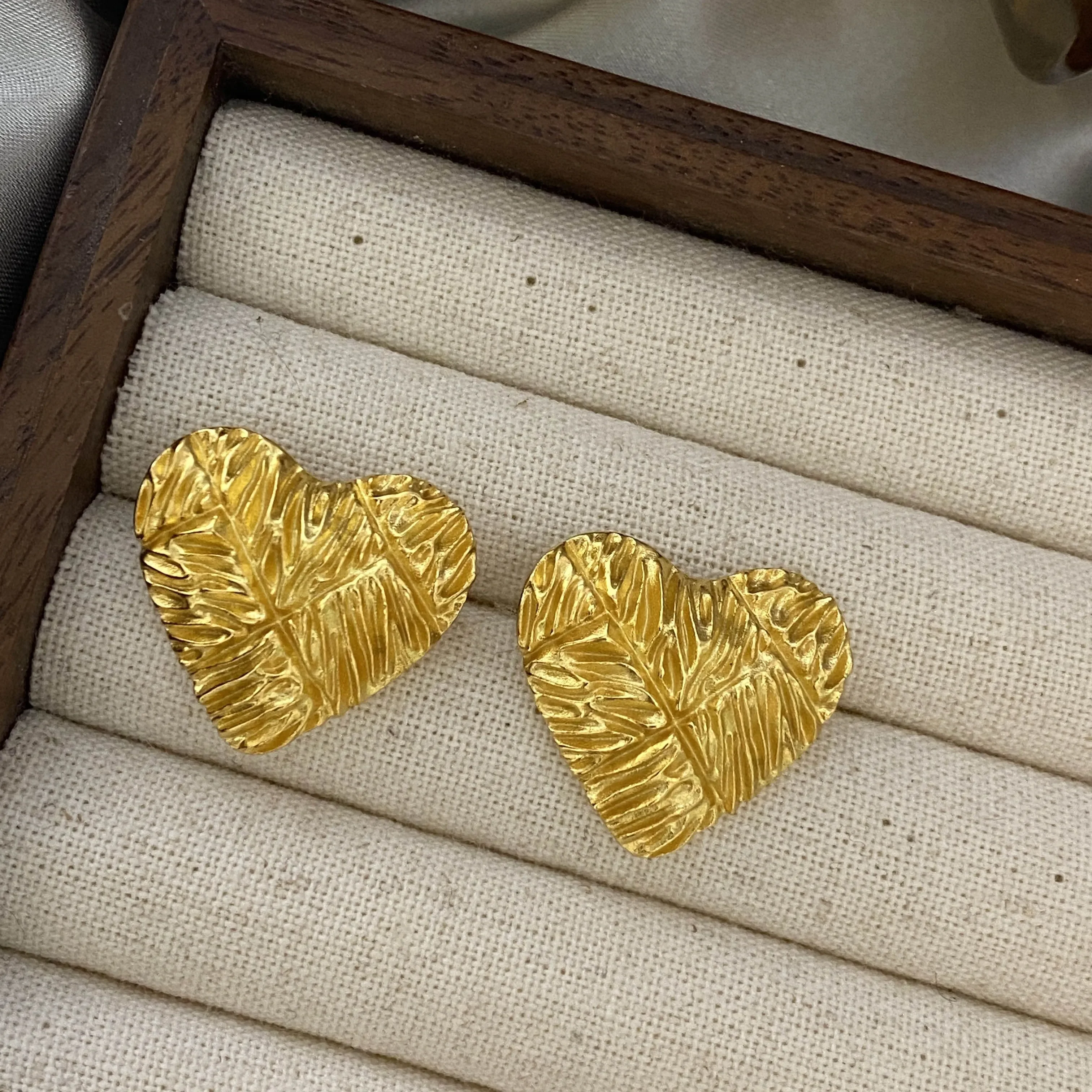 

2023 New Europe America Famous Designer Brand Gold Heart Earrings Women Boutique Jewelry Gift Trendy Dangle Earrings