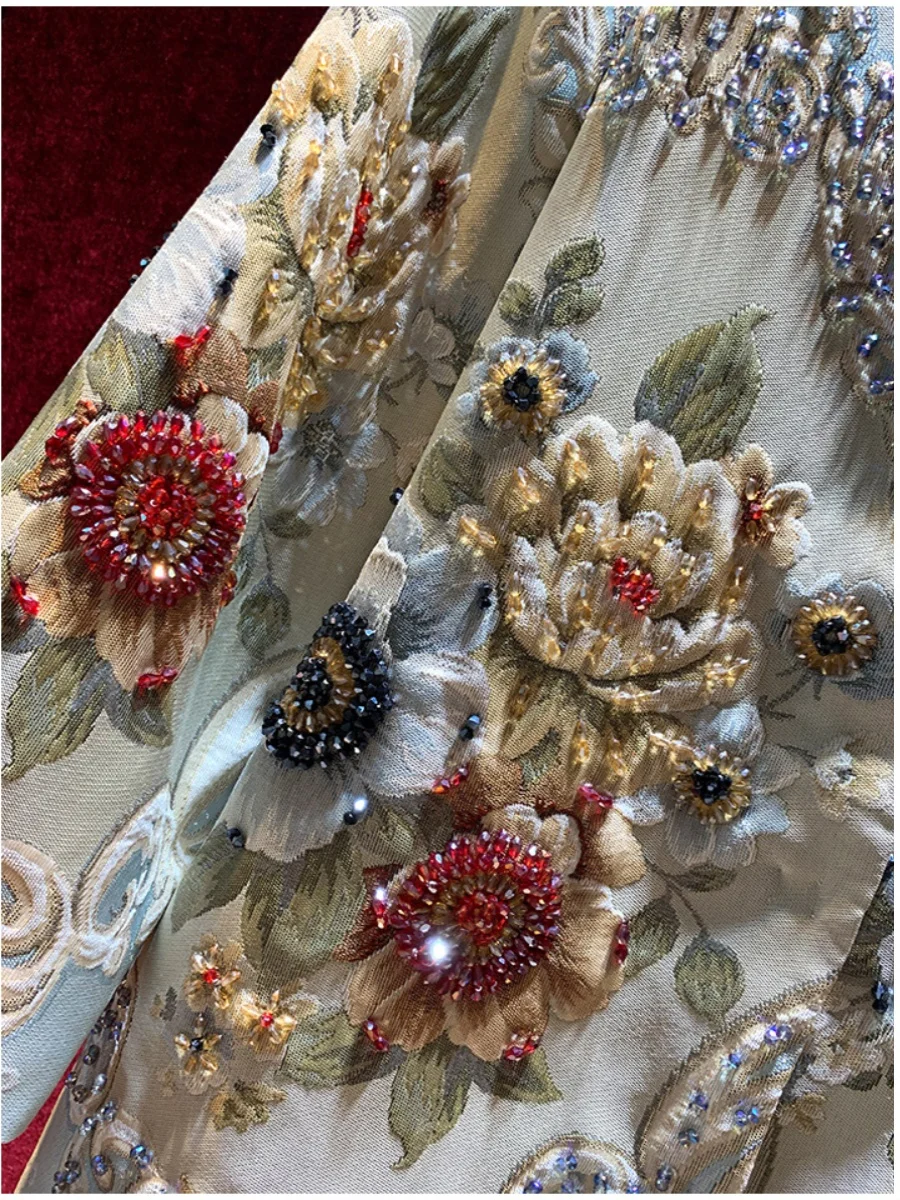 Женское демисезонное пальто с вышивкой и бусинами 2024