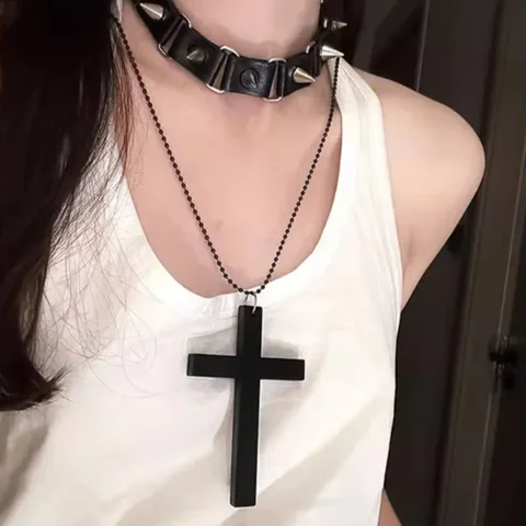 Деревянное ожерелье с крестом Y2K