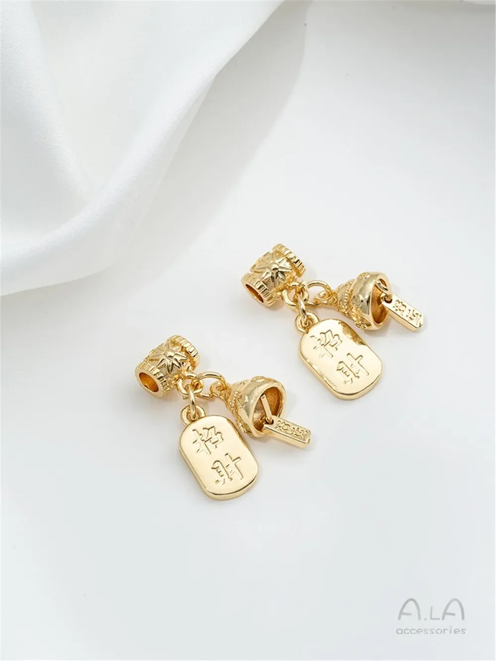 14-каратное золото стручок лотоса с двумя мирами Lucky Cat пчела слоненок колокольчик