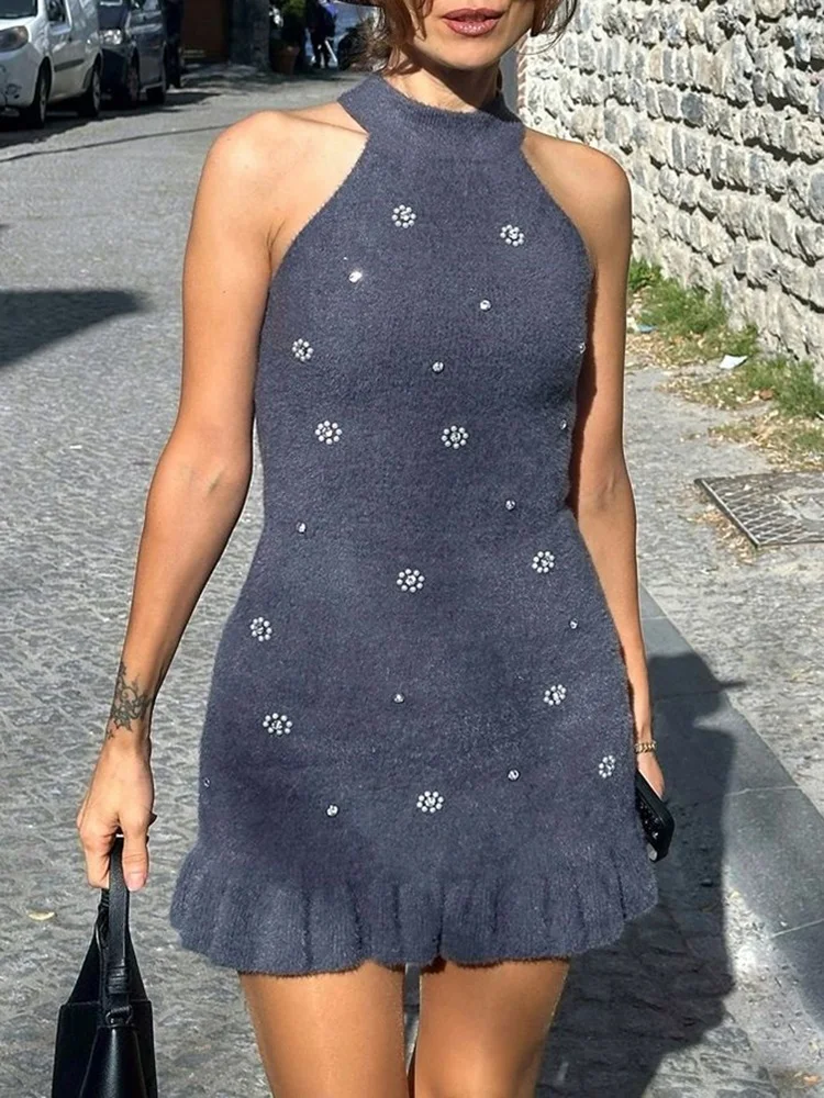 Вязаное мини-платье с жемчугом и лямкой на шее женское элегантное плиссированное