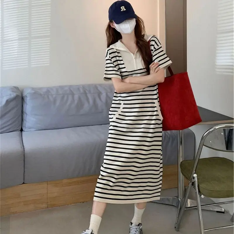 

Женское трикотажное платье-свитер в полоску, с коротким рукавом