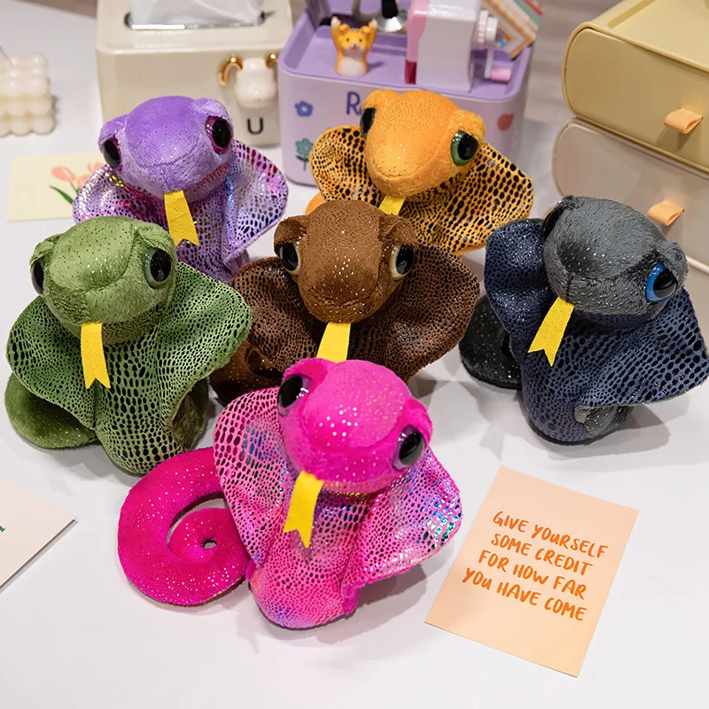 Милая мягкая игрушка в виде змеи с блестками