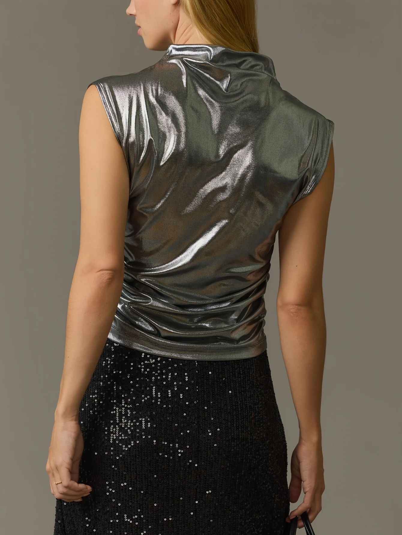 Серебристый металлический топ с рюшами и ложным воротником