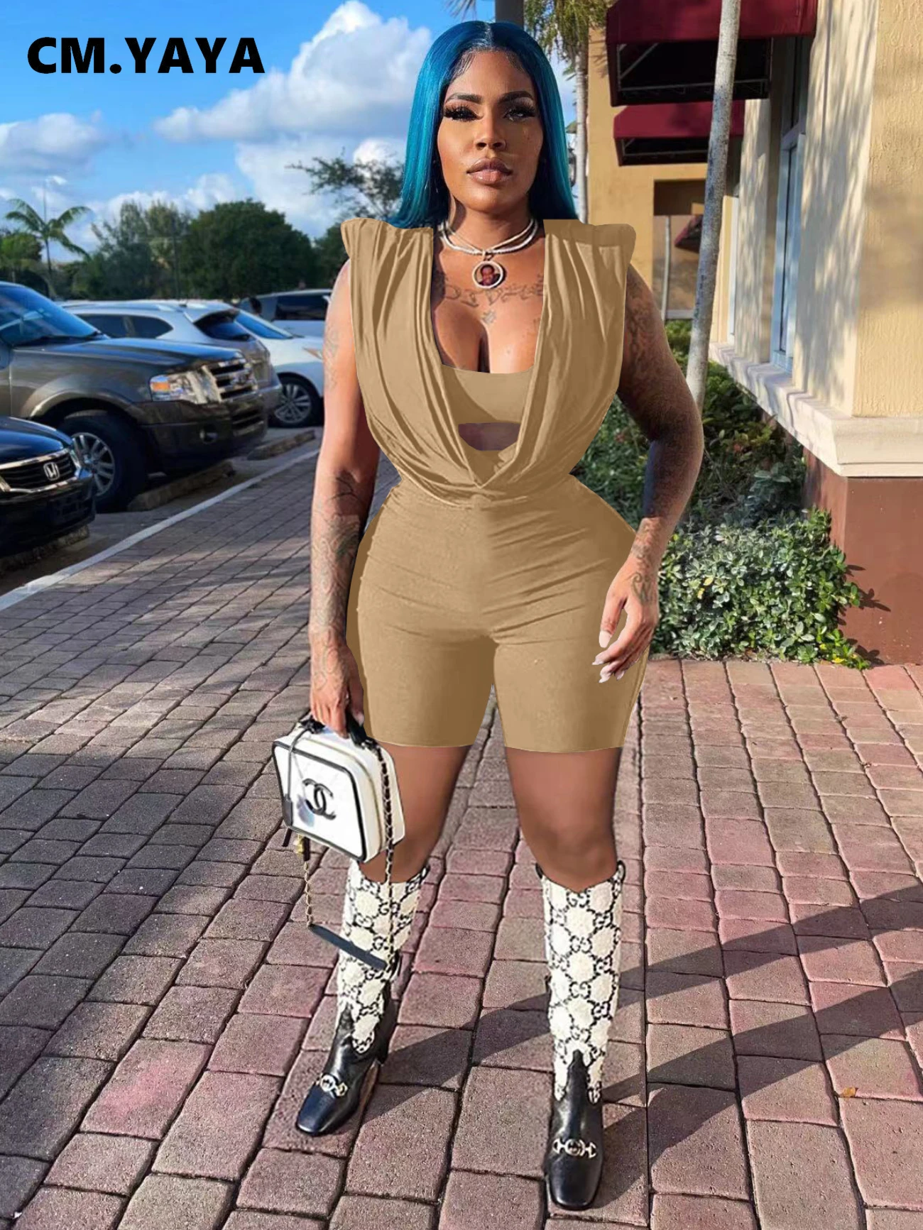 

Летний женский комплект из 2 предметов CM.YAYA 2022, укороченный топ с ворсом и горловиной и шорты, сексуальный спортивный костюм для активного от...