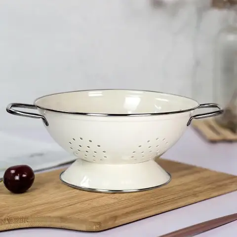 Металлический дуршлаг для фруктов