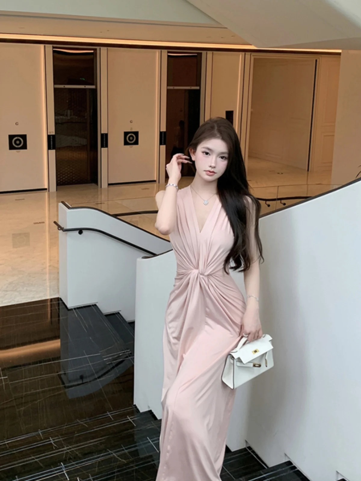 Женское платье с V-образным вырезом без рукавов