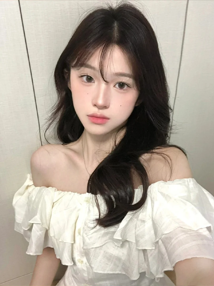 Большие размеры рубашки с открытыми плечами и воротником оборками короткими