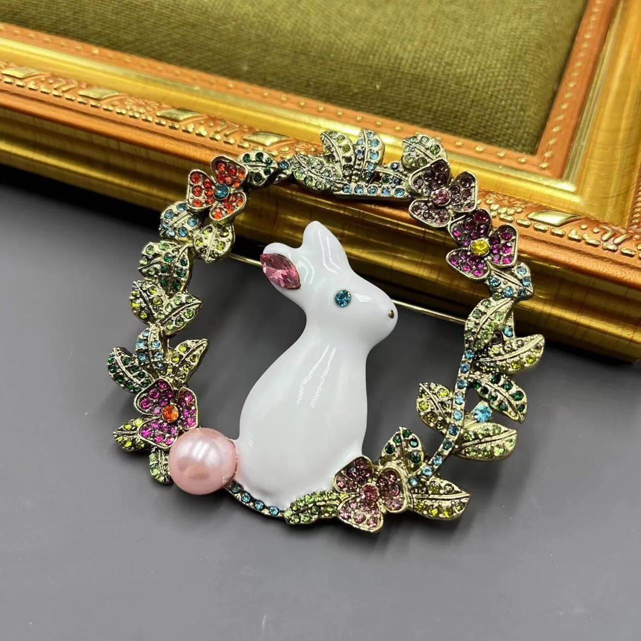 

Винтажная эмалированная маленькая брошь в виде цветка из ротанга