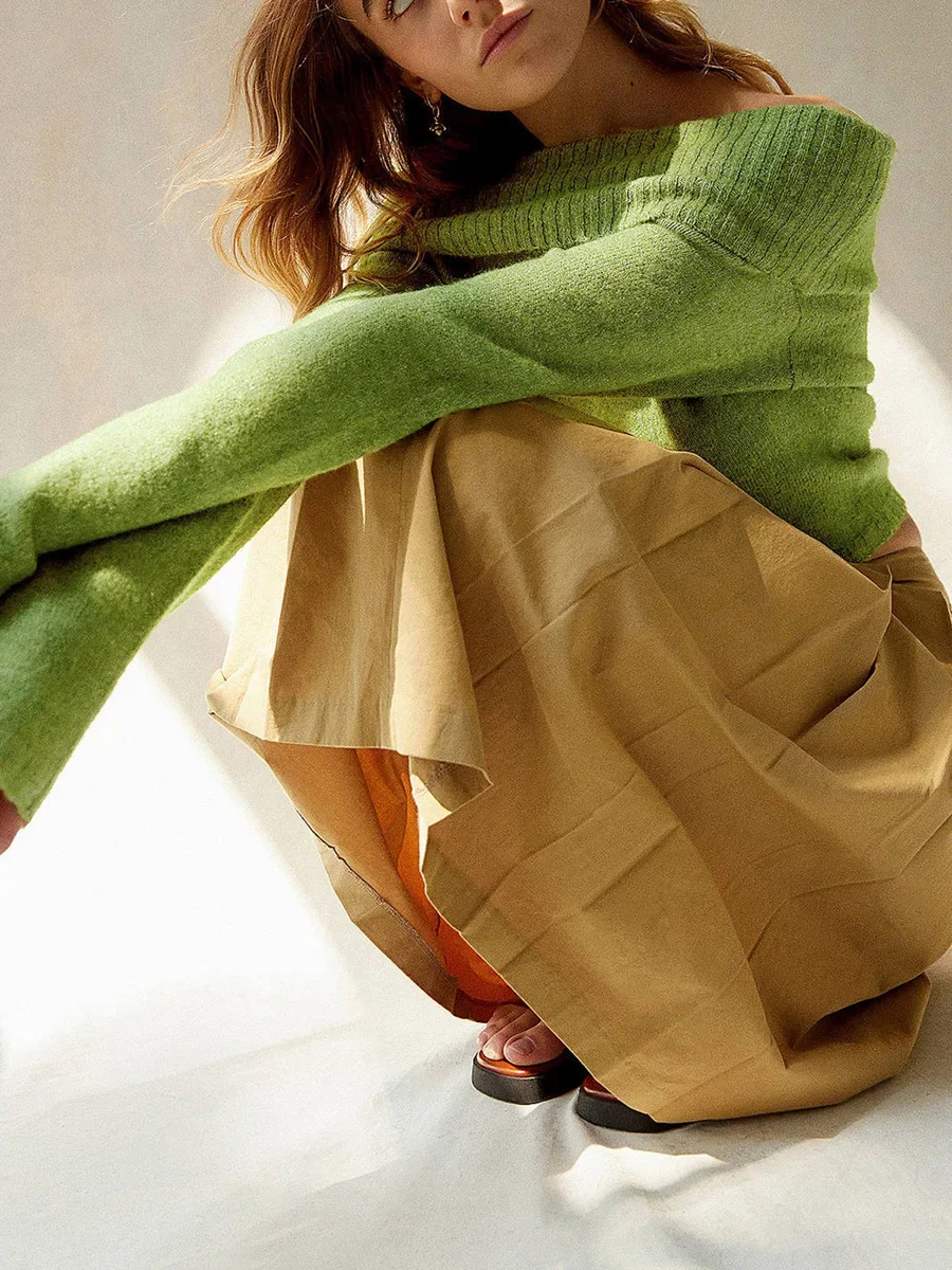 Женский вязаный пуловер с открытыми плечами