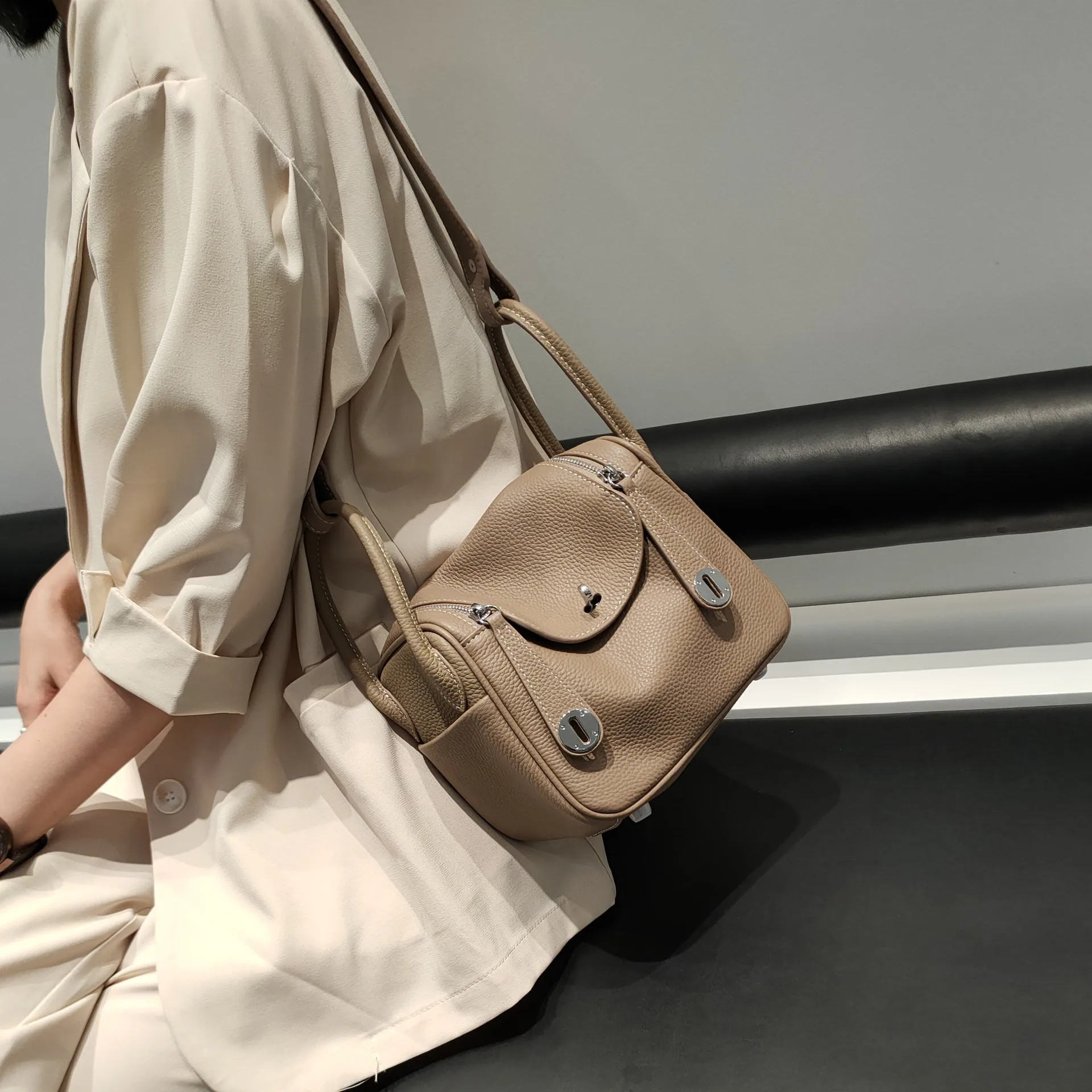 

High-quality 2021 Women's New Cowhide One-shoulder Messenger Lindy Bag