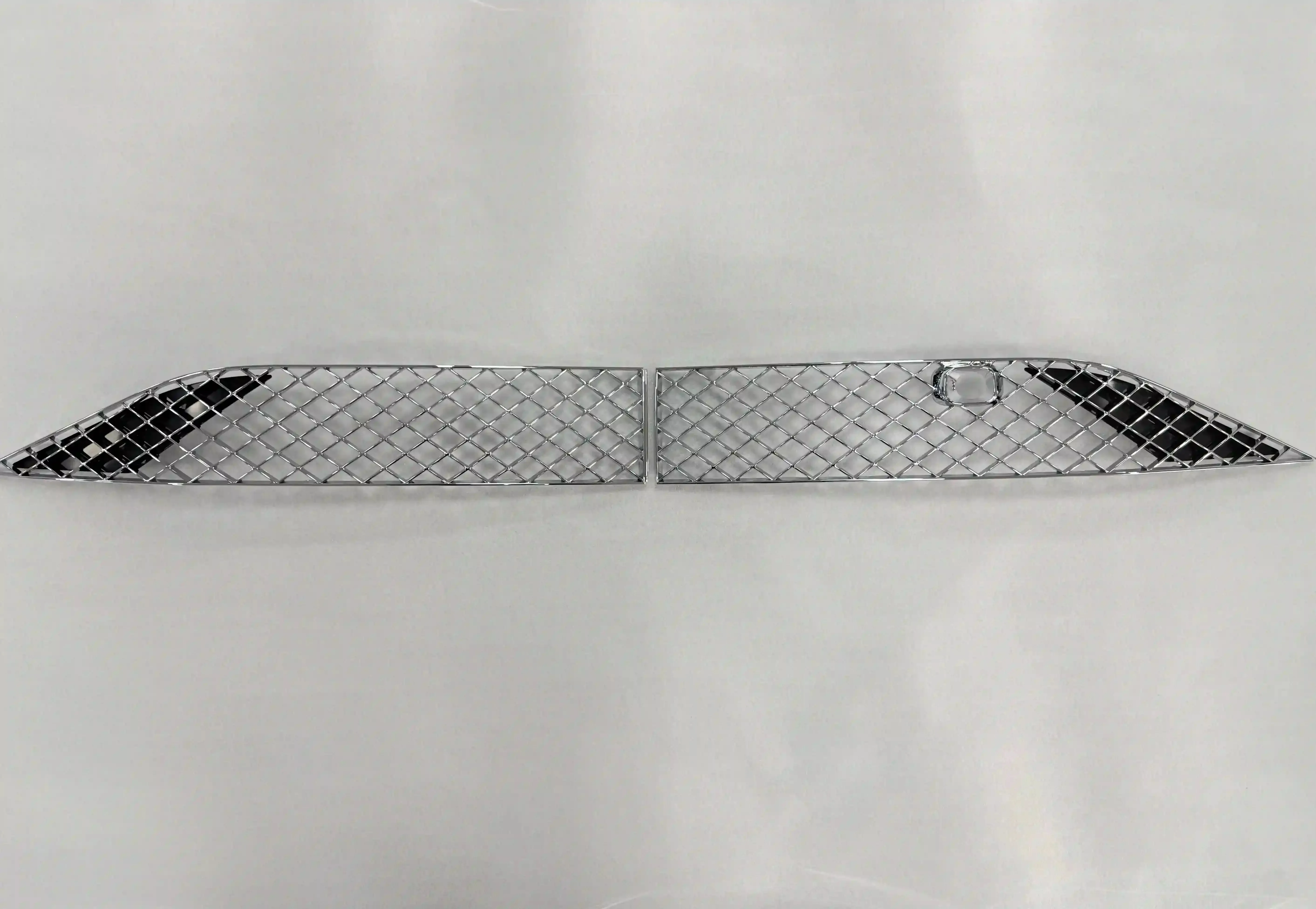 Новый OEM-комплект хромированной решетки радиатора из ABS-пластика (из низкой версии в высокую) для Continental GT Mulliner 2025 года (art.: 3920dbda81384) - 3920dbda81384
