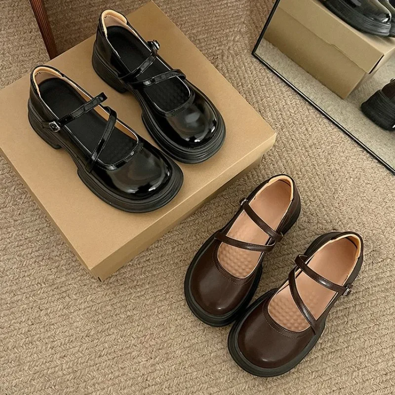 Женские туфли-лодочки из лакированной кожи с двойной пряжкой и ремешком на