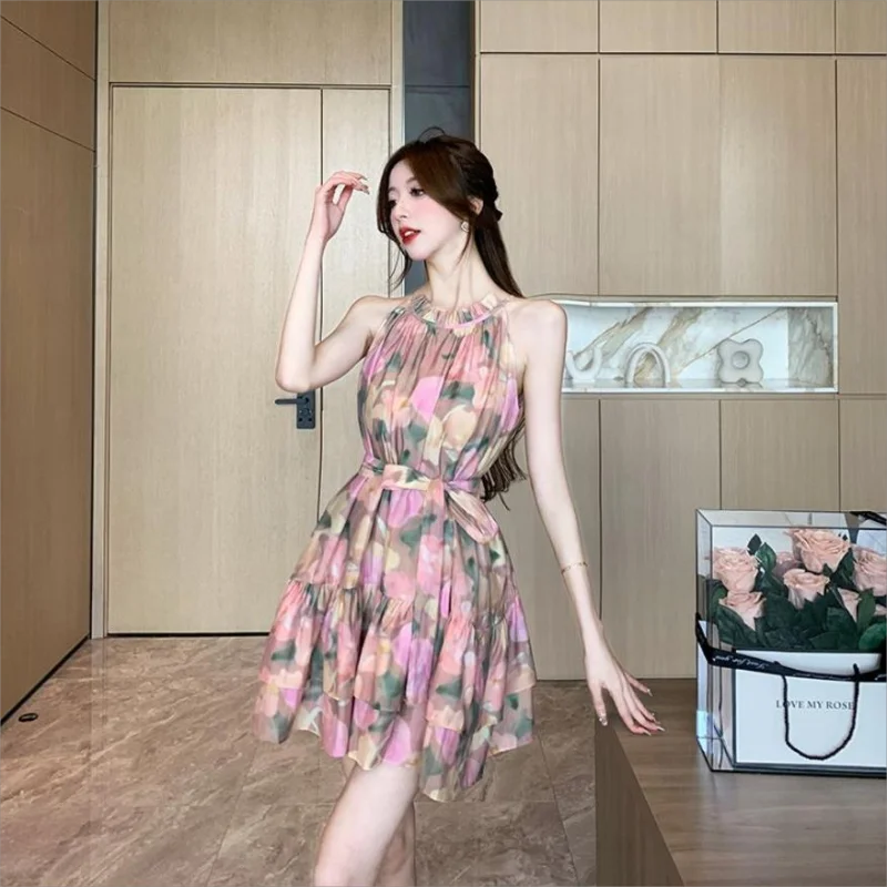 Летнее женское платье без рукавов с оборками на шнуровке и цветочным принтом для