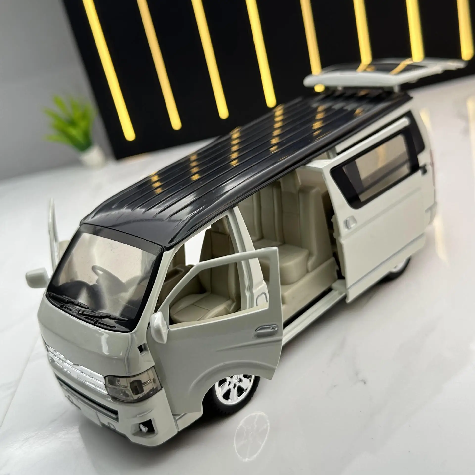Модель автомобиля Toyota Hiace в деловом стиле 1:32 украшение со звуком и оформлением