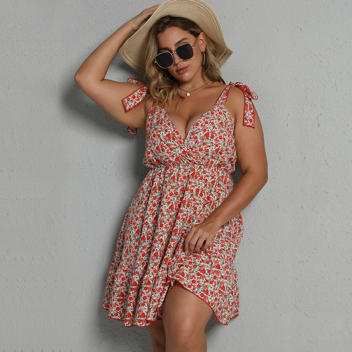 Женское короткое платье с цветочным принтом V-образным вырезом без рукавов |