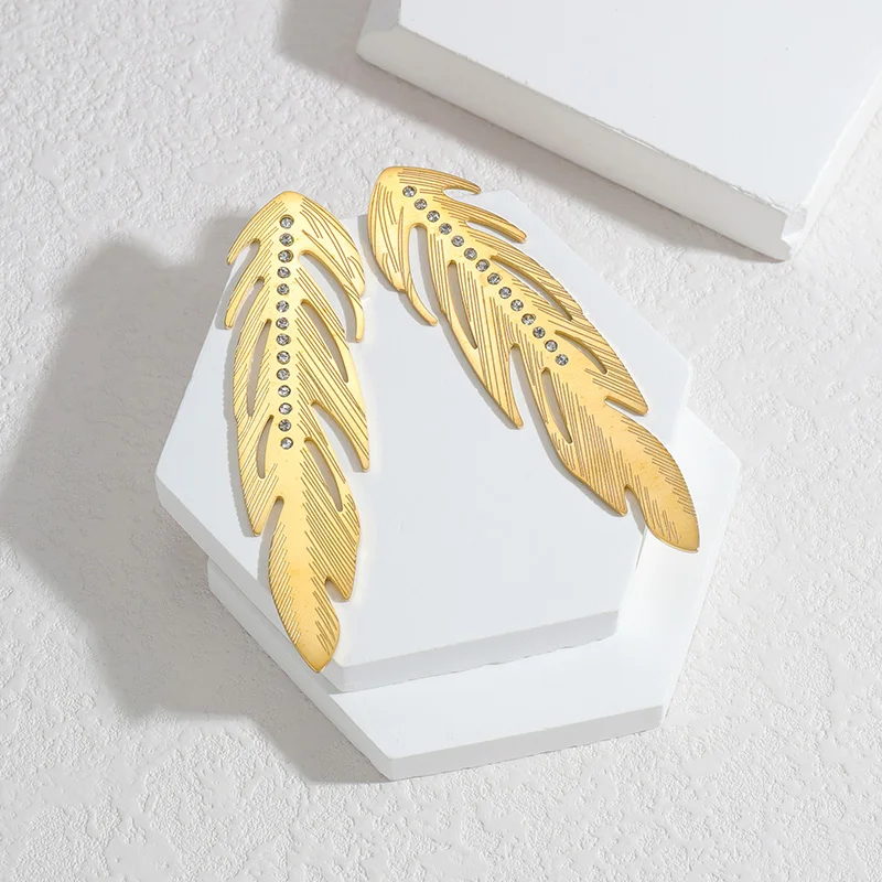 Женские серьги-гвоздики из нержавеющей стали с перьями и фианитами