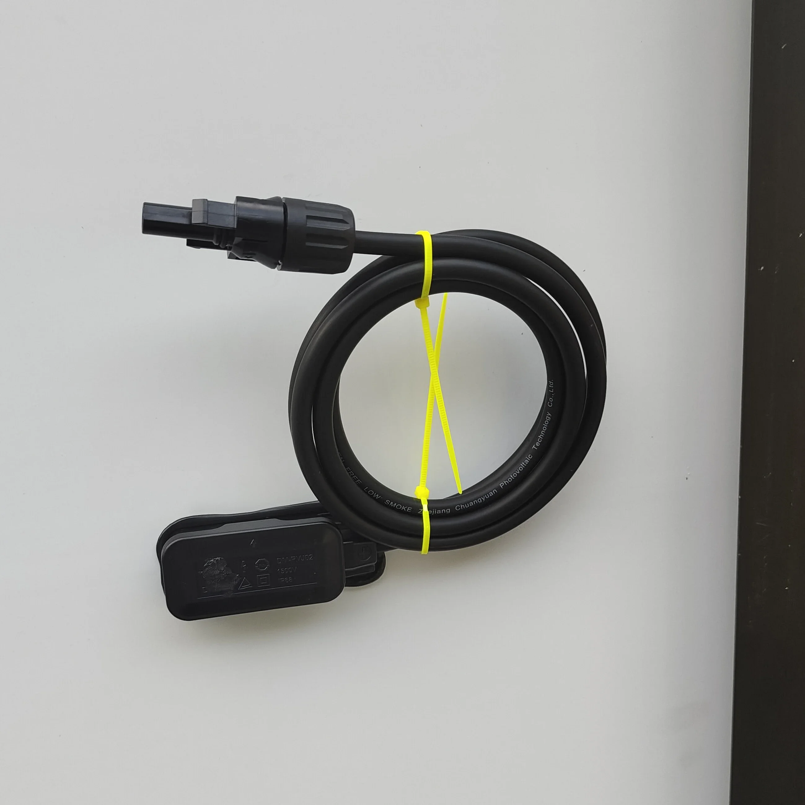 Солнечная панель в черной рамке 600 Вт 6000