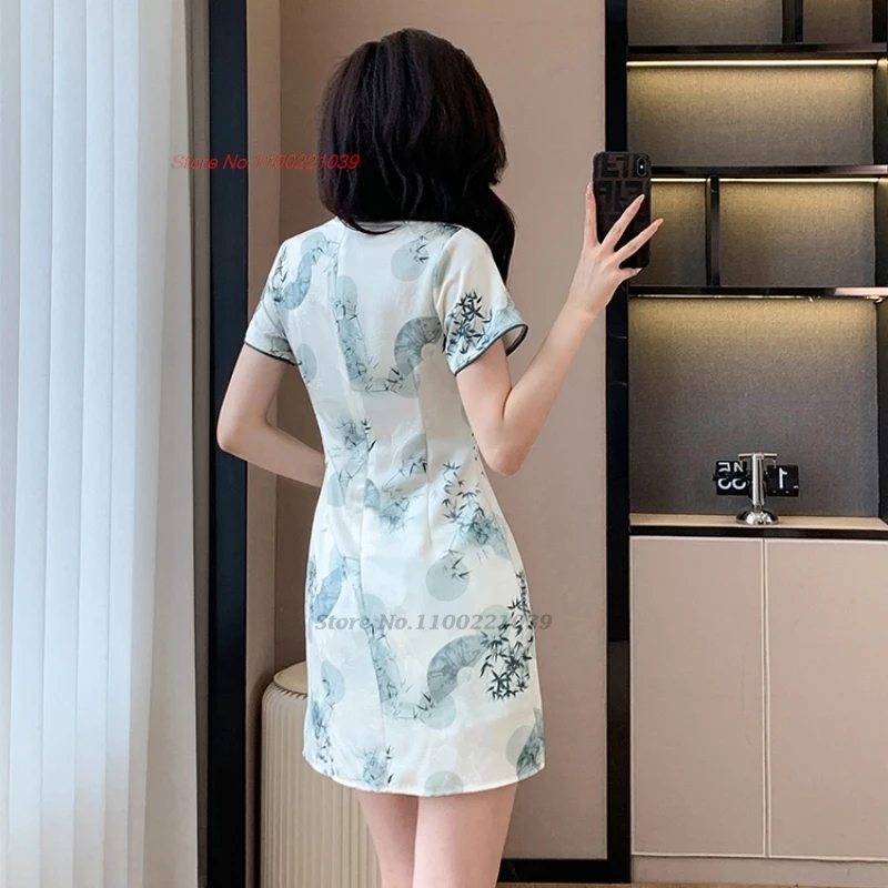 Ципао с национальным цветочным принтом