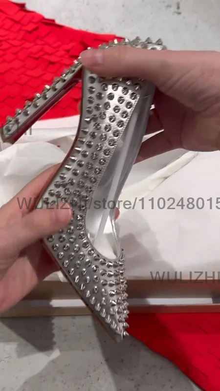 Черные кожаные серебристые сандалии с острым носком и заклепками на каблуке