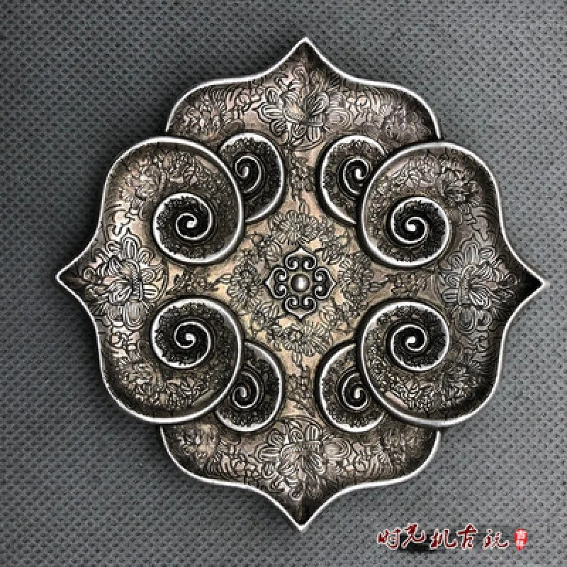 

A Delicate Flower Plate Ornament