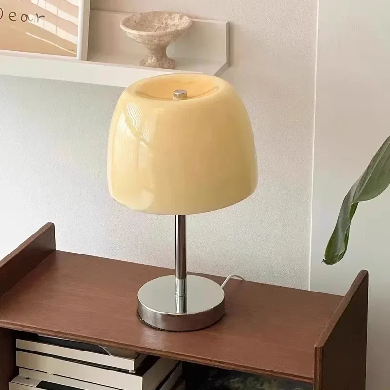 Настольная лампа Bauhaus из кремового стекла