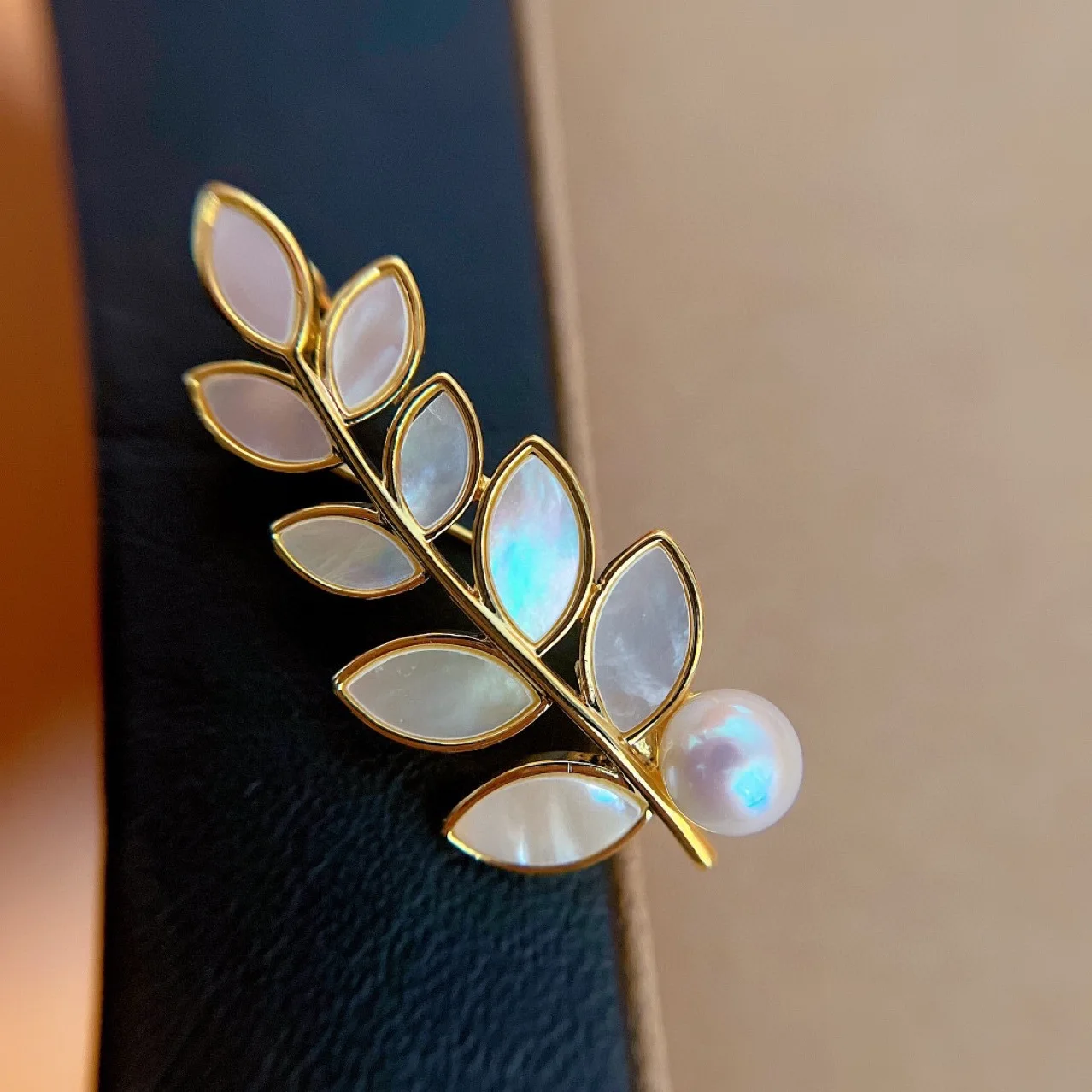 

Freshwater pearl brooches 2021 autumn and winter women's new fashion jewelry exquisite originality design a corsage