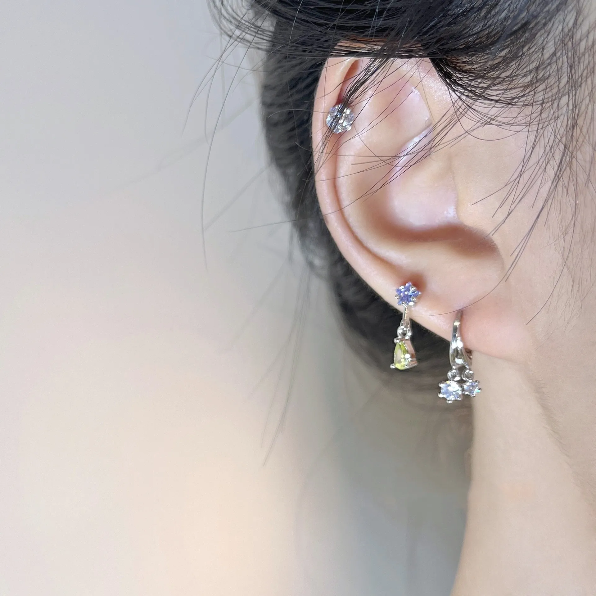 

Простые ассиметричные цветные циркониевые серьги для женщин, Подарочные ювелирные изделия, аксессуары Y2k, роскошные серьги для молодых девушек и женщин из Южной Кореи