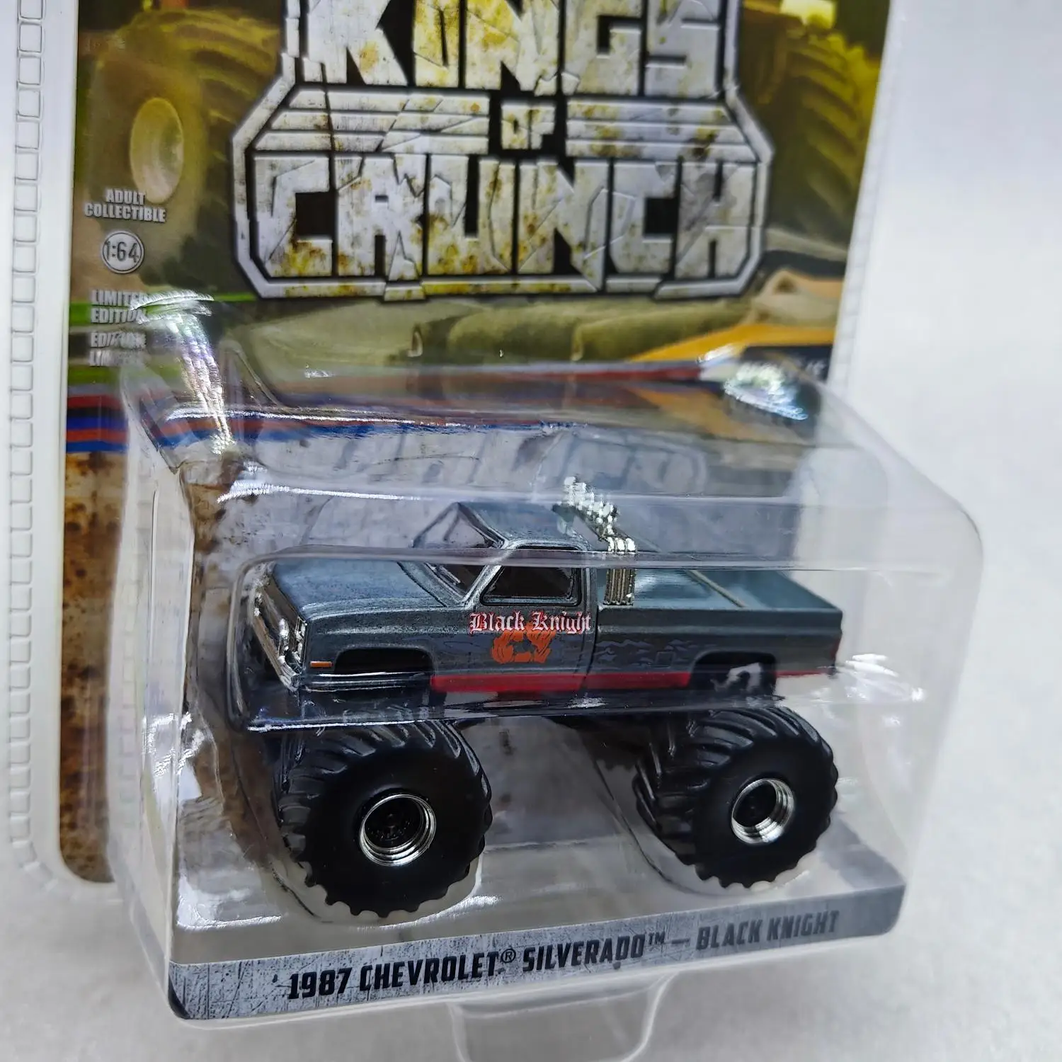 Модель автомобиля из сплава с имитацией черного рыцаря 1:64 1987 Chevrolet Silverado