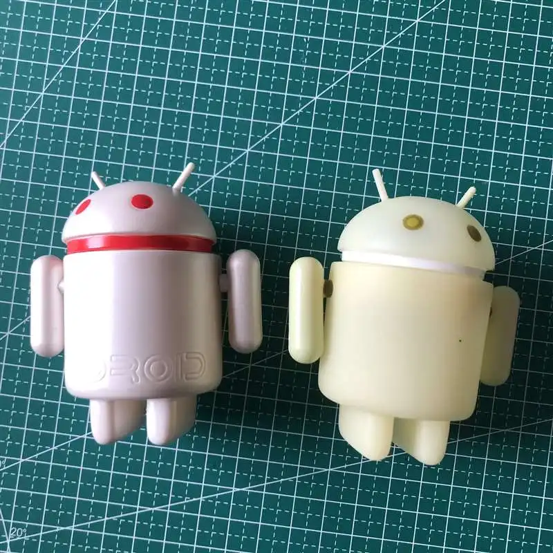 

Пластиковая кукла-робот на Android