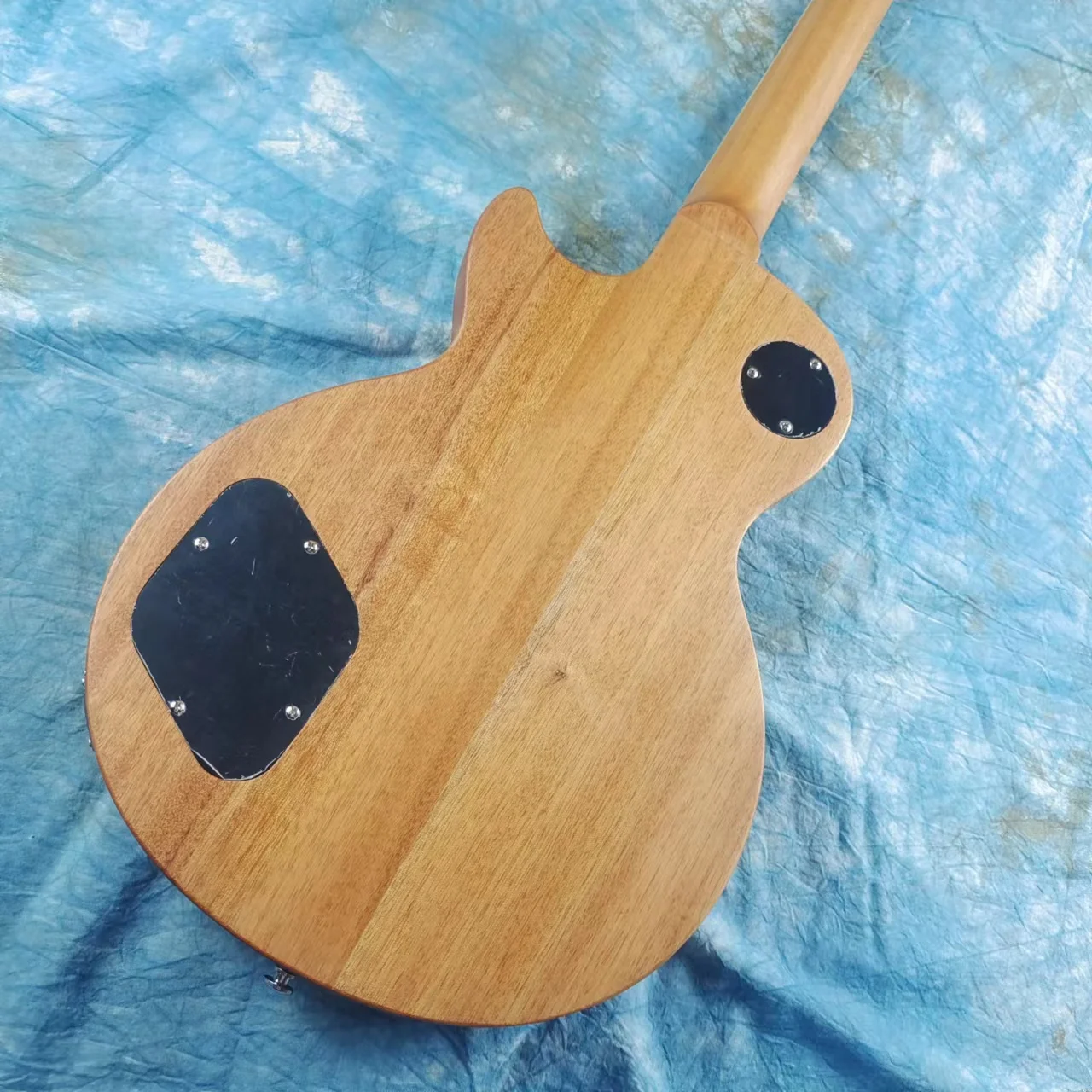 Стандартная электрогитара телевизор цвет натурального дерева матовый черный