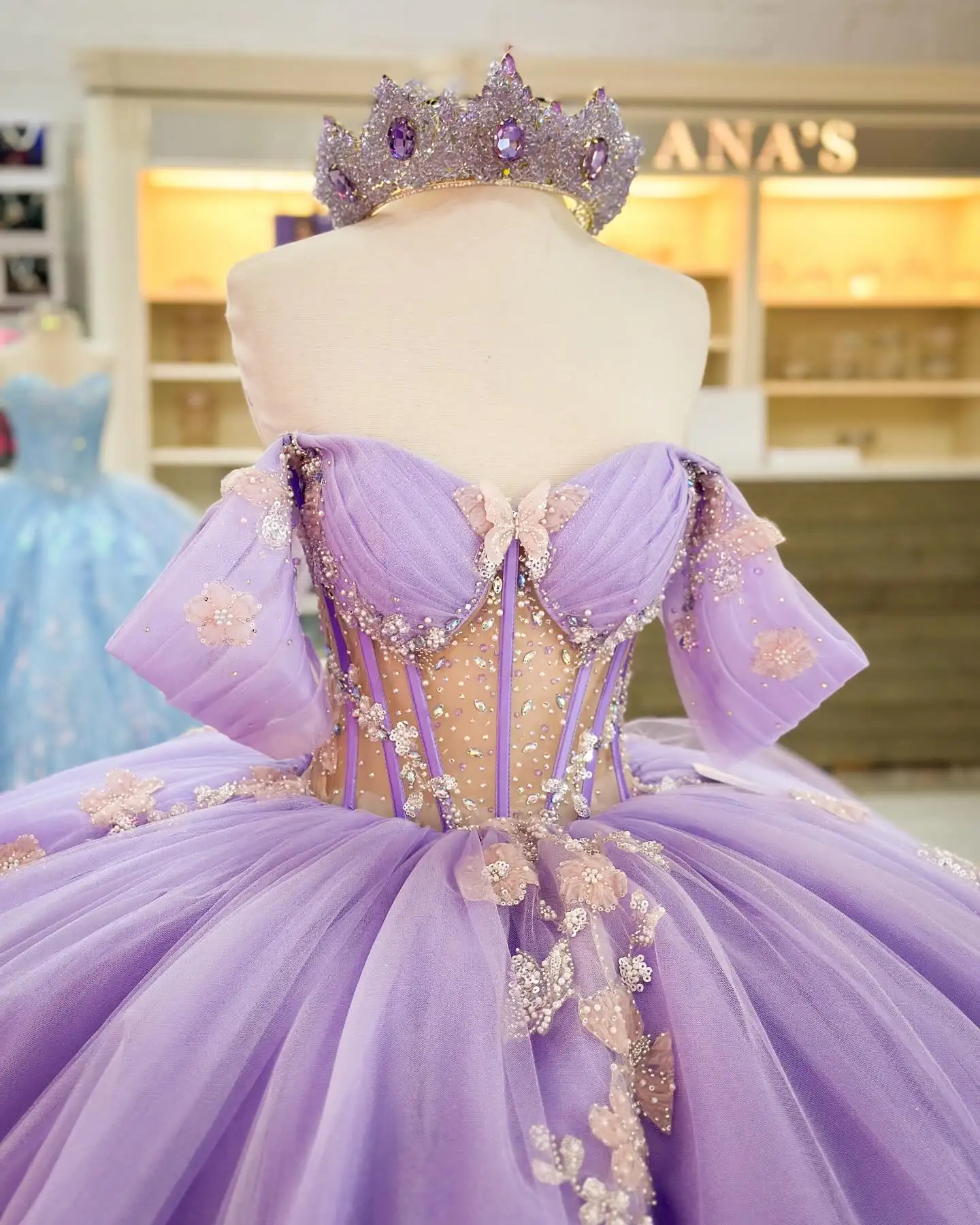 Женское бальное платье с открытыми плечами Сиреневое цветочной аппликацией