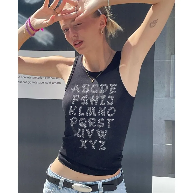 Шикарный мягкий вязаный жилет без рукавов с надписью и стразами на подтяжках