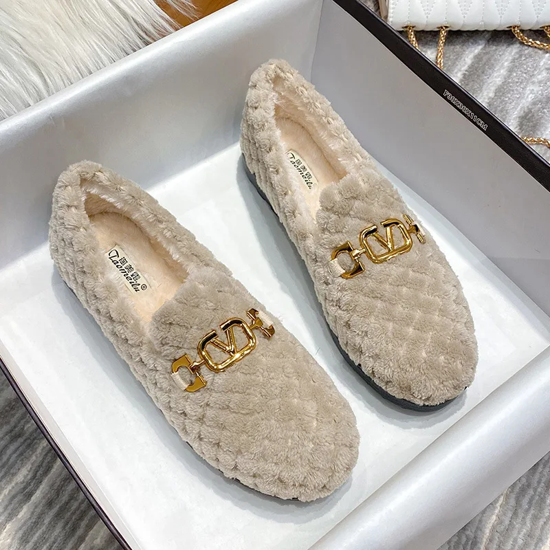 Fashion Metal Buckle Chain Design Plush Shoes Women Winter Outdoor Cotton Shoes Korean Style Faux Fur Platform Large Women Shoes