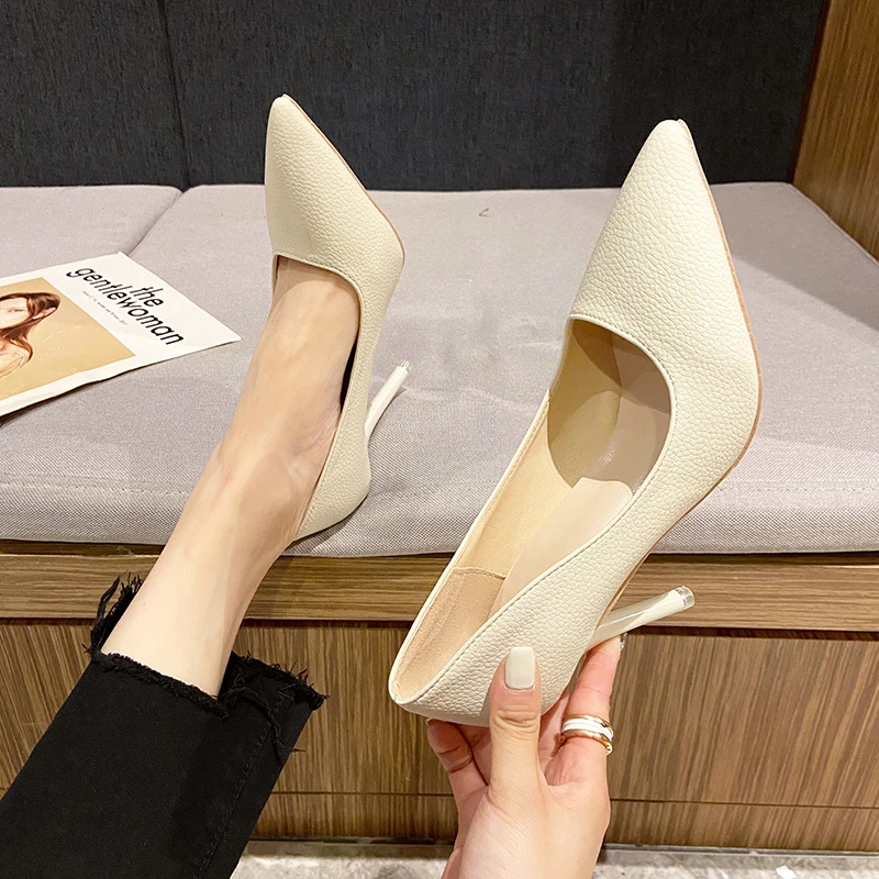 Новые осенние туфли на тонком каблуке женские без шнуровки высоком с заостренной