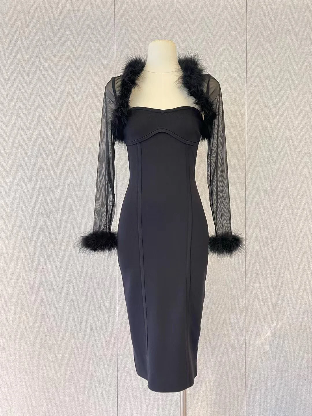 

Трикотажное + перьевое маленькое вязаное платье с узкой талией