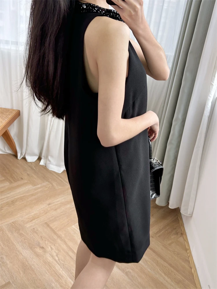 Женское черное короткое платье круглый вырез со стразами без рукавов