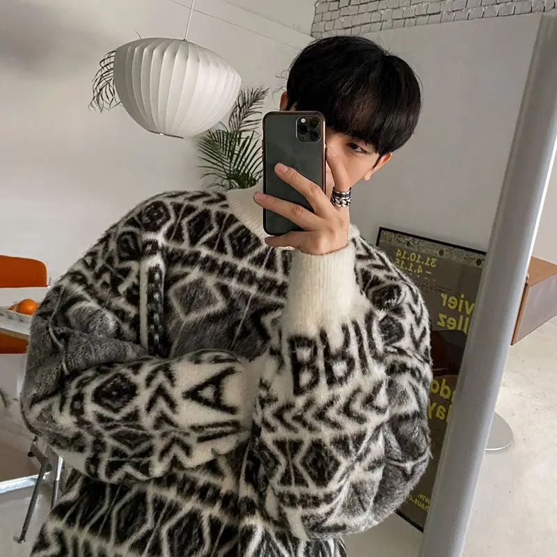 

Мужской трикотажный свитер с круглым вырезом и длинными рукавами