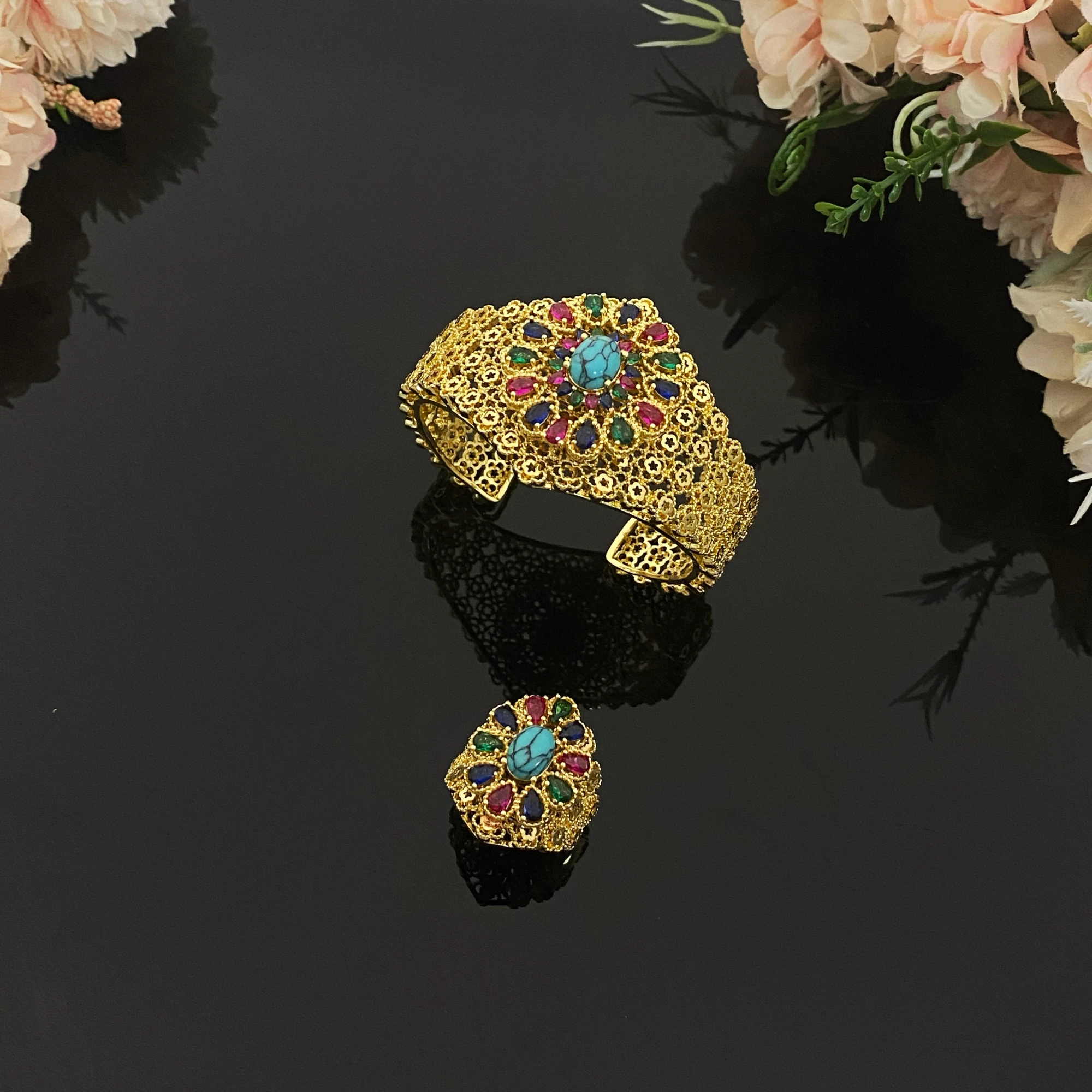 Фото Набор женских украшений Flora Luxury: позолоченное медное кольцо и регулируемый открытый браслет с цирконами, в подарочной коробке, для повседневного ношения №2
