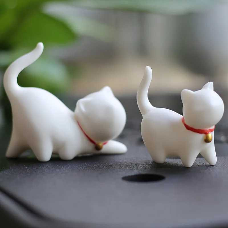 

Small Ceramic Cat Ornaments White Porcelain Desk Ornament with Lucky Cat Shape for Home and Office Decoration
