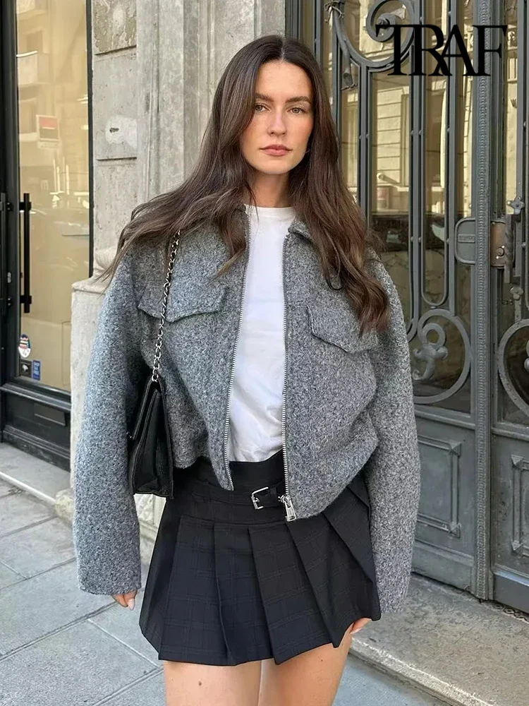 Куртка женская укороченная на молнии с длинным рукавом и накладными карманами