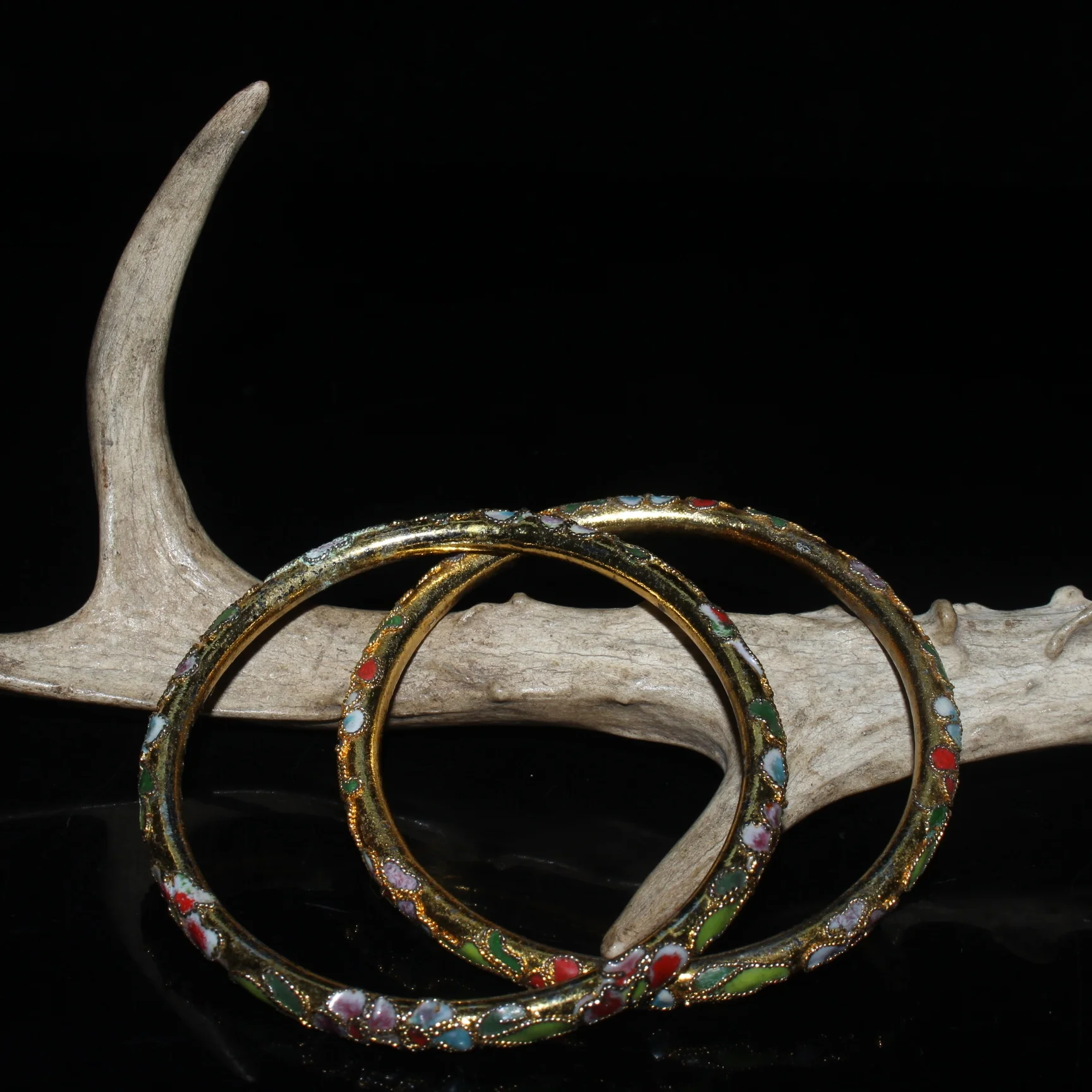 

A Pair of Beijing Cloisonne Bracelet Elegant Floral Chinese Style Fashion Bangle Gift Fashion Accessories for Women