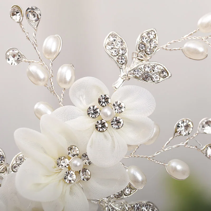 

Elegant Engagement Hair Accessories A Dramatic Headpiece With Timeless Quality Headwear Is A Must-have Accessory For Bride To