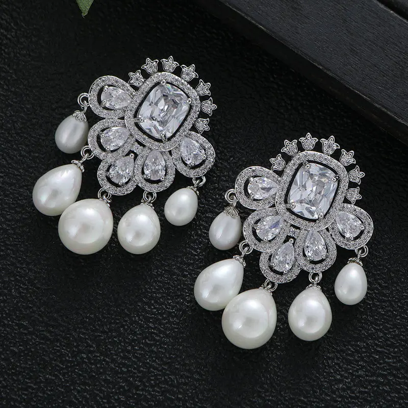 Билицветные модные серьги-кисточки с зеленым кубическим цирконием и белым