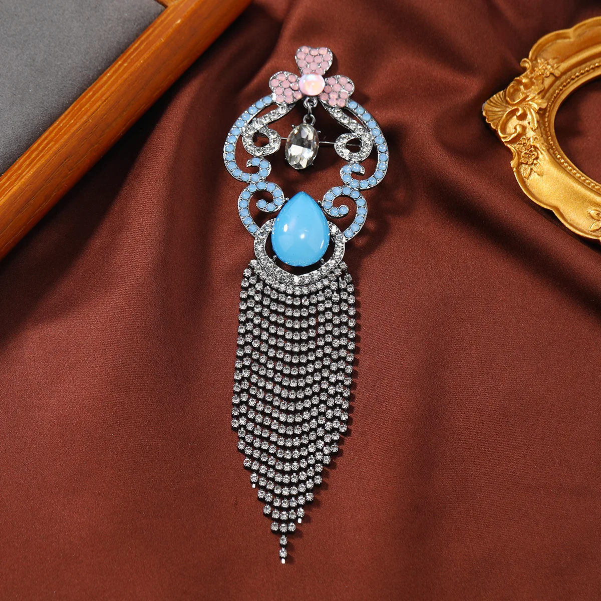 

Vintage Droplet Fringed Chain Brooch Pin for Women's Classic Silk Scarf Buckle Unisex Pin Sweater Corsage Clothing Accessory