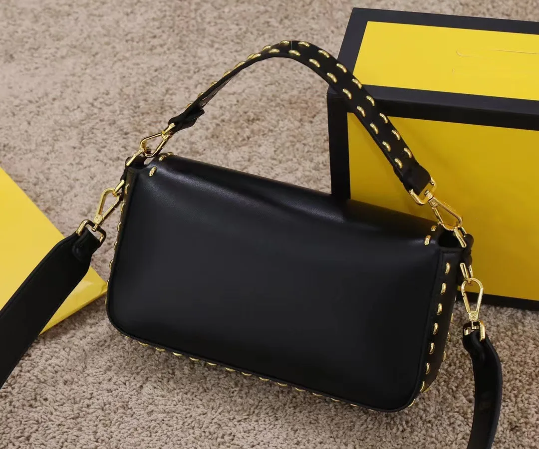 

2022 new fashion retro letters metal buckle outer stitching decorated with 2 shoulder straps shoulder bag, versatile and foreign
