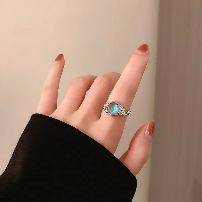 

Romantic Lovely Female Temperament Sense Metal Circular Ring Bohemian Inlaid Moonstone Ring Gift Wedding Jewelry For Women