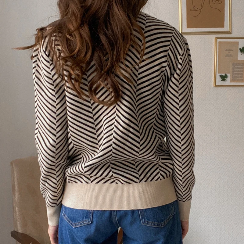 Зимний свитер в полоску с V-образным вырезом и пуговицами Рождественский