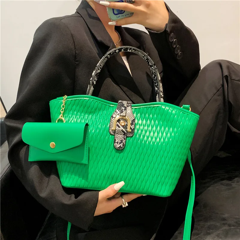 

2022 Pleated Tote with Handle Designer High Capacity Shoulder Bag for Women Clutch Purses Crossbody Bag Long Belt