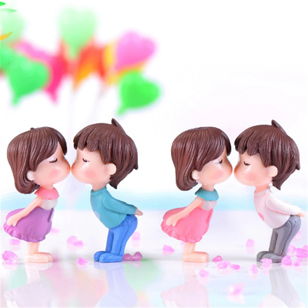 

Mini Cartoon Kiss Lover Doll Resin Desktop Miniatures Ornaments Living Room Desktop Decoration Crafts Home Decor Accessories